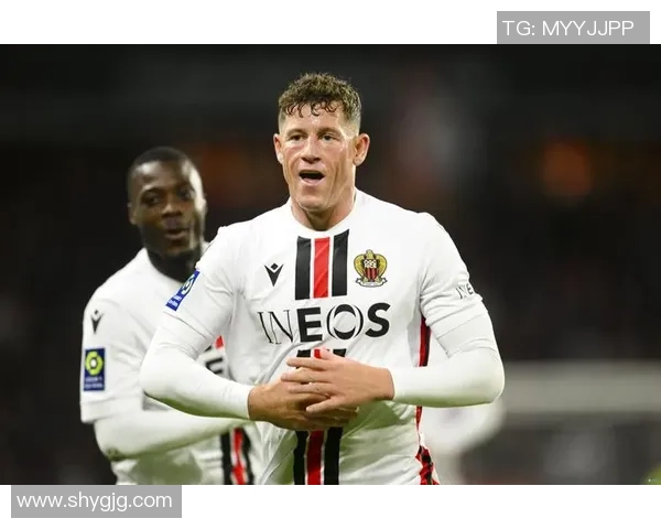 曼联球星花式足球技巧大揭秘 力量与艺术的完美结合